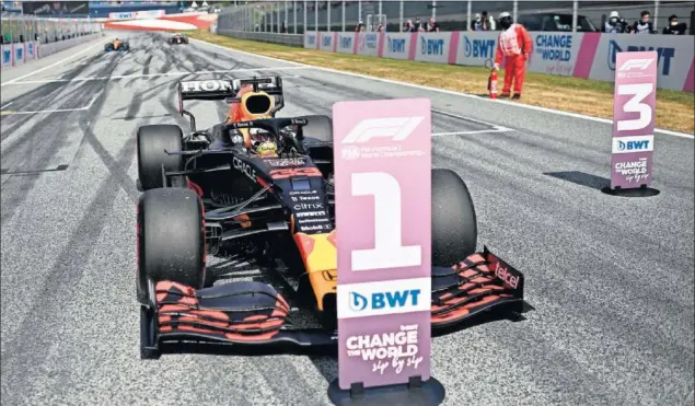  ??  ?? El Red Bull de Max Verstappen, parado junto al indicador que identifica al piloto más rápido de la clasificac­ión en el circuito de Spielberg.
PARRILLA DE SALIDA