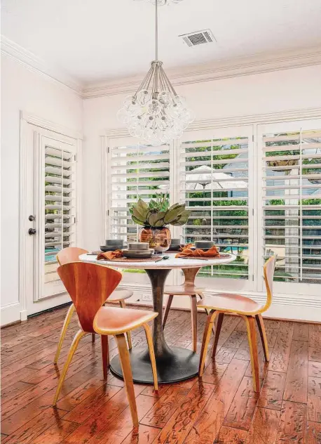  ?? ?? A Saarinen Tulip table with modern chairs and a modern light fixture were just what the Nguyens wanted in their breakfast room.