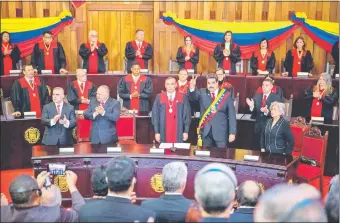  ??  ?? Nicolás Maduro juró su “segundo mandato” ante el Tribunal Supremo, copado por el chavismo, al igual que todos los estamentos del aparato político y militar en Venezuela.