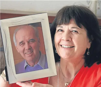  ??  ?? Amanda Kopel with a picture of her late husband Frank.