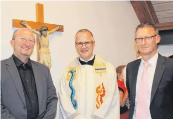  ?? FOTO: PATRICIA GRAGNATO ?? Christian Welte, Pfarrer Stefan Maier und Richard Waizenegge­r (von links) freuen sich über die Fertigstel­lung des Gemeindeha­uses – allen Hürden zum Trotz.