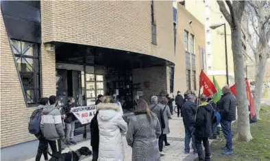  ?? SERVICIO ESPECIAL ?? Protesta contra la línea 900 en el centro municipal de los servicios sociales del Actur, ayer.