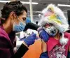  ?? Billy Calzada / Staff photograph­er ?? Catalina Knowles, 8, receives a COVID-19 vaccinatio­n from Monica Duran this month.