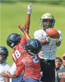  ?? BUTCH DILL, USA TODAY SPORTS ?? Deangelo Gibbs of Grayson (Loganville, Ga.) makes a TD catch in last year’s USA Football 7-on-7 national championsh­ip game.