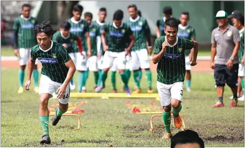  ?? ANGGER BONDAN/JAWA POS ?? PERSIAPAN: Pemain Persebaya Nugroho Wicaksono (kiri) dan Abdul Aziz dalam latihan di Lapangan Brawijaya, Surabaya, kemarin (16/3). Mereka bersiap menghadapi PSIS Minggu nanti (19/3).