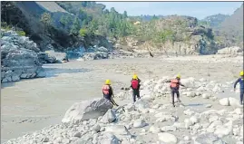  ?? HT PHOTO ?? SDRF men search for bodies in Alaknanda river on Tuesday.