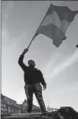  ??  ?? Un hombre ondea una bandera durante una protesta contra el gobierno de Alberto Fernández