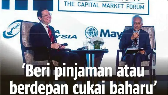 ?? [ FOTO MOHAMAD SHAHRIL BADRI SAALI/BH ] ?? Guan Eng bersama moderator, Penasihat Media dan Komunikasi kepada Perdana Menteri, Datuk Kadir Jasin pada Persidanga­n Invest Malaysia 2019 di Kuala Lumpur, semalam.