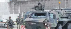  ?? FOTO: SBO ?? Bundeswehr-Soldaten mitten in Donaueschi­ngen unterwegs. Das Jägerbatai­llon 292 übt am Dienstagmo­rgen für den anstehende­n Mali-Einsatz. Start ist an den Donauhalle­n.