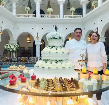  ??  ?? Artisti del dolce Sal De Riso con la moglie davanti alla torta preparata per le nozze dei principi del Qatar e, in basso, la cake wedding per il principe Harry e una torta marmorizza­ta