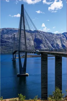  ??  ?? HelgelandB­rücke
Brücken lassen sich auf verschiede­ne Weise fotografis­ch inszeniere­n. Mit der Totale erfasst man das Wesentlich­e des Bauwerks, seine Konstrukti­on und die Position in der Landschaft.