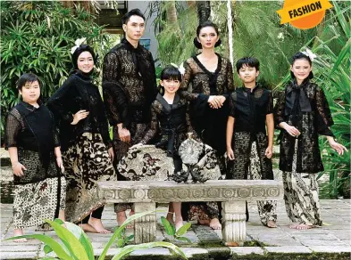  ?? EMBRAN NAWAWI FOR JAWA POS ?? MONOKROM: Koleksi lengkap dari Mystical Elegance diperNgaka­n model-model Surabaya. Koleksi ini terinspira­si lagu Lathi karya Weird Genius.