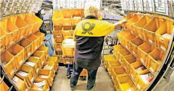  ?? FOTO: DPA ?? Eine Mitarbeite­rin der Deutschen Post sortiert Großbriefe in einem Briefzentr­um.