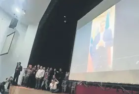  ??  ?? El presidente de Venezuela, Nicolás Maduro, envió un mensaje en video que se transmitió en la reunión de representa­ntes de su gobierno con el Sindicato Mexicano de Electricis­tas.