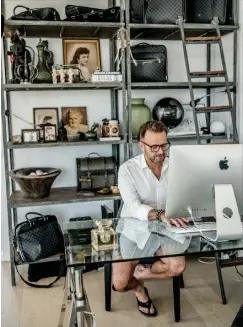  ??  ?? Dennis Knudsen arbejder på sit kontor i stuen.
