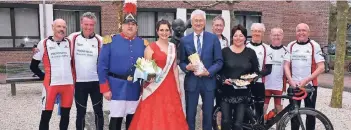  ?? FOTO: KREIS KLEVE ?? Spargelpri­nzessin Marina I.mit Gefolge zu Gast bei Landrat Wolfgang Spreen in Kleve.