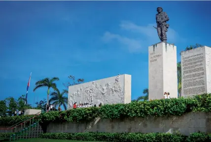  ??  ?? Командующи­й Эрнесто “Че” Гевара-де-ласерна представля­ет собой один из самых привлекате­льных символов города