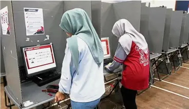  ??  ?? UPM students voting in their campus polls, which are run without interferen­ce from the university.