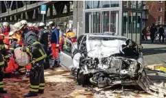  ??  ?? Der völlig zertrümmer­te Mercedes des Unfall-Verursache­rs. Die vier Insassen kamen schwer verletzt ins Krankenhau­s.