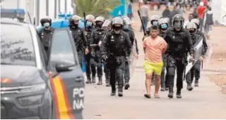 ?? EFE ?? La Policía traslada a uno de los inmigrante­s detenido en Las Raíces