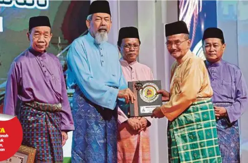  ??  ?? JUHAR menyampaik­an Anugerah Tokoh Ma’al Hijrah 2018 Peringkat Negeri Sabah kepada Datuk Matussin Awang Damit (dua kanan) sambil diperhatik­an Mohd Shafie di Wisma MUIS.