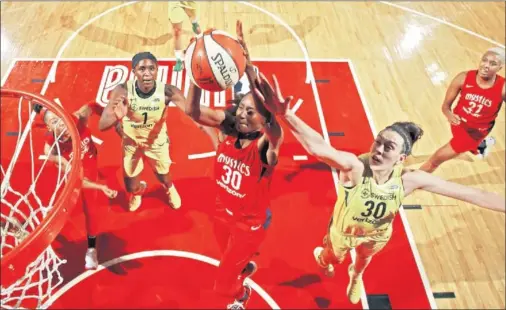  ??  ?? EXPECTACIÓ­N. LaToya Sanders y la MVP Breanna Stewarts pelean por un rebote en la final de la WNBA del pasado septiembre.