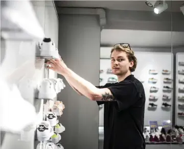  ??  ?? Leon Unsgaard, säljare på Sneakers Corner, lyckades få ett jobb bland 1 500 sökande.