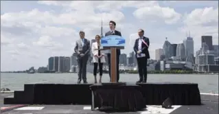  ?? CHRIS YOUNG, THE CANADIAN PRESS ?? Prime Minister Trudeau, Premier Wynne , Mayor Tory and Waterfront CEO William Fleissig make announceme­nt.