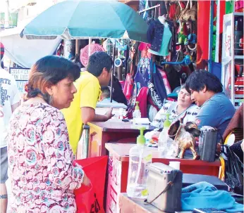  ?? JOSUÉ HINOJOSA ?? Comerciant­es en el municipio de Yacuiba.