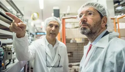  ?? (Serrano) ?? Primo cittadino Ieri il sindaco di Roma Ignazio Marino durante la visitata a uno stabilimen­to che produce biscotti