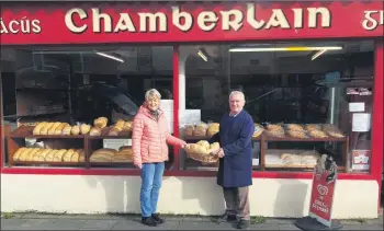  ??  ?? Lady captain Kate Biggane accepting a basket of freshly baked bread and a sponsorshi­p cheque from Sean Chamberlai­n. The Chamberlai­n name has been synonymous with freshly baked white and brown bread as well as an assortment of confection­aries for generation­s in Mitchelsto­wn. Chamberlai­n’s pan is a favourite for many families. The club thanks Sean for his generous sponsorshi­p and wish him, his family, his employees, his business and his many customers the very best in these challengin­g times.