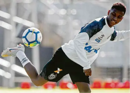  ?? Ricardo Saibun - 15.jul.18/santos FC ?? O atacante Rodrygo tenta controlar a bola durante a atividade no CT Rei Pelé, em Santos; garoto levou uma pancada no joelho direito no clássico contra o Palmeiras, anteontem, e deve ser baixa contra a Chape