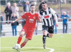  ?? FOTO: SZ-ARCHIV ?? Akin Aktepe (re.), hier im Spiel gegen den FC Wangen, wechselt als Spielertra­iner zum SV Bronnen.