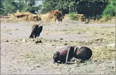  ?? KEVIN CARTER / © KEVIN CARTER / SYGMA / CORBIS ?? Sudán, 1993. Un buitre parece esperar la muerte de una niña famélica
