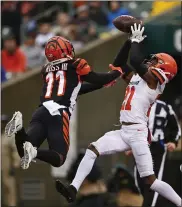  ?? GARY LANDERS — THE ASSOCIATED PRESS ?? Browns cornerback Denzel Ward brings in an intercepti­on against Bengals wide receiver John Ross on Dec. 29in Cincinnati.