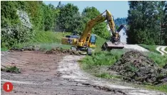  ??  ?? Die Staatsstra­ße zwischen Welden und Ehgatten ist seit einer Woche gesperrt. Die Arbeiter entfernen derzeit die alte Fahrbahn.