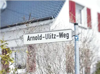  ?? FOTO: JULIUS BRETZEL ?? Viel mehr als dieses Straßensch­ild erinnert in Tettnang heute nicht mehr an Arnold Ulitz.