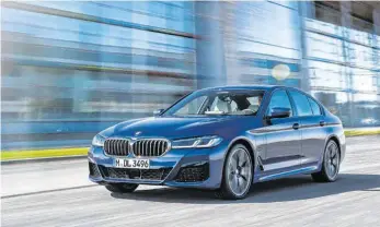  ?? FOTO: DANIEL KRAUS/BMW AG/DPA ?? Neue Niere und Leuchten: Die aufgefrisc­hte Fünfer-Limousine verkauft BMW ab 49 100 Euro.