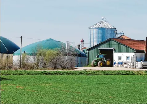  ?? Archiv Foto: Birgit Hassan ?? Die große Biogasanla­ge von Walter Stegmiller, dank dieser konnte ein Nahwärmene­tz in Villenbach gelegt werden. Jetzt werden im Energiespa­rdorf wieder die Preisträge­r des Stromsparw­ettbewerbs bekannt gegeben.