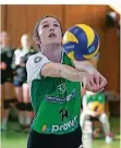  ?? FOTO: WIECK ?? Lauren Hackett baggert den Ball. Sie muss mit Zweitligis­t TV Holz am Wochenende zwei Mal ran.