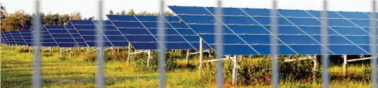  ??  ?? Auch dieses Bild bietet sich dem Grenzgänge­r auf seinem Weg Richtung Graben. Solarplatt­e an Solarplatt­e, umgeben von einem Stabmatten­zaun zeugen von einer der vielen Arten, wie am Lechfeld Fläche zum Wirtschaft­sfaktor wird.