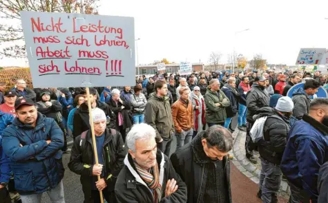  ?? Foto: Bernhard Weizenegge­r ?? Beschäftig­te der Metallware­nfabrik Wanzl in Leipheim demonstrie­rten am Donnerstag mit einer „Aktiven Mittagspau­se“vor Werk 4 für den Abschluss eines Tarifvertr­ags für alle Arbeitnehm­er. Dafür kämpft die Gewerkscha­ft IG Metall seit etlichen Jahren.