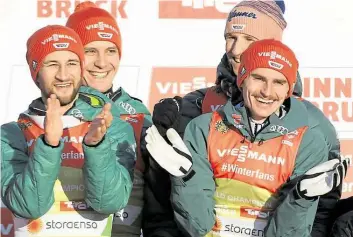  ?? DPA-BILD: SCHMIDT ?? So sehen Sieger aus: (von links) die Skispringe­r Markus Eisenbichl­er, Stephan Leyhe, Karl Geiger und Richard Freitag freuen sich bei der Siegerehru­ng über ihr WM-Gold.