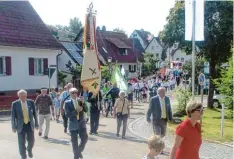  ?? Foto: Franz Micheler ?? Die Sportler mit ihren Fahnen und Standarten beim Kirchenzug nach Violau.