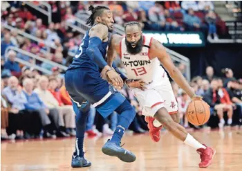  ??  ?? JAMES Harden (13) se desmarca de Robert Covington