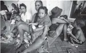  ?? AL DIAZ adiaz@miamiheral­d.com ?? Medjeena Francois, with son Zion Carvil, 2, waits Thursday at the Leonard M. Thompson Internatio­nal Airport on Abaco.