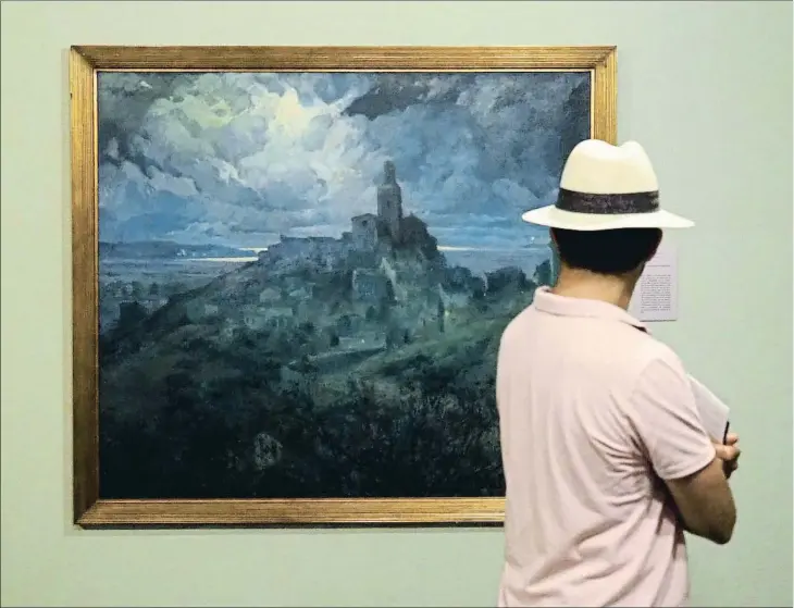  ??  ?? Un visitante del Museu de Cadaqués contempla Nocturn de Cadaqués, óleo deEliseu Meifrèn relacionad­o con un dibujo al carbón que se puede ver también en la sala Amistat