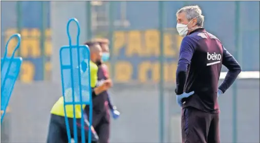  ??  ?? Quique Setién, en un entrenamie­nto estos días con Vidal de fondo.