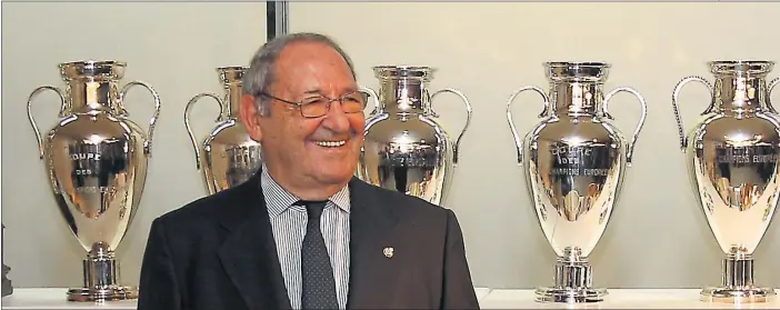  ??  ?? “ESTOS SON MIS PODERES”. Gento posa sonriente junto a la vitrina habilitada en el Museo del Bernabéu, en la que aparecen las seis Copas de Europa que ganó como jugador.