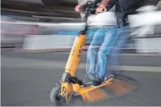  ?? FOTO: JULIAN STRATENSCH­ULTE/DPA ?? Wegen einer Trunkenhei­tsfahrt auf dem E-Scooter musste Richter Wolfgang Lampa ein Urteil fallen. Die Rechtsprec­hung auf diesem Feld wirft noch Fragen auf.